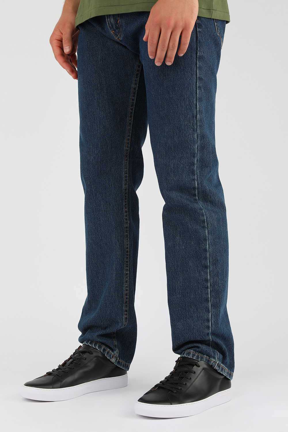 תמונת כל הלוק של נעלי סניקרס מעור עם עקב קונטרסטי בשחור